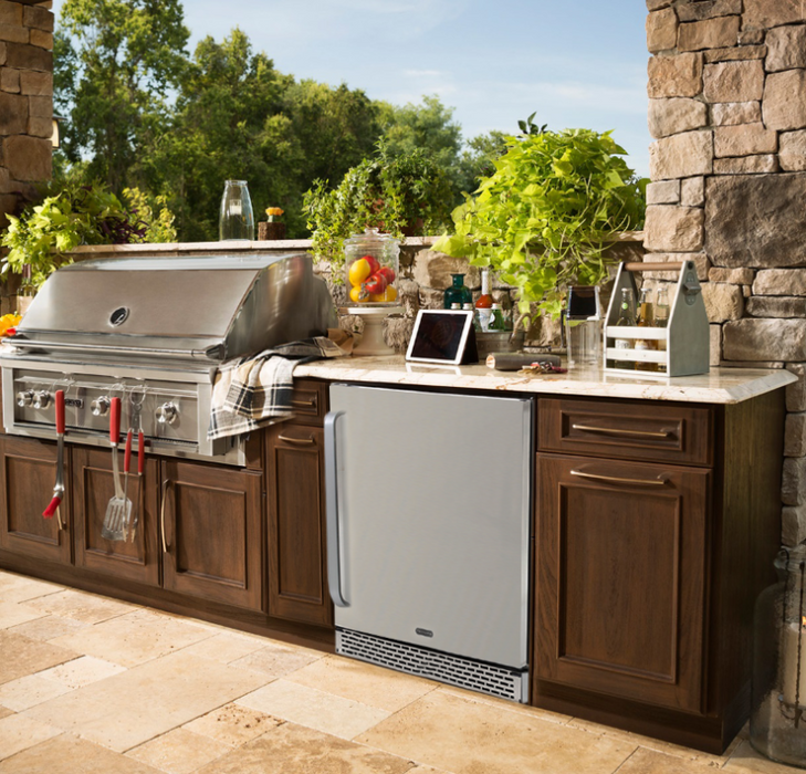 Whynter 24" Built-In Energy Star 5.3 cu. ft. Indoor/Outdoor Beverage Refrigerator Cooler Weather Proof in Stainless Steel with Lock and Optional Caster Wheels | BOR-53024-SSW/BOR-53024-SSWa